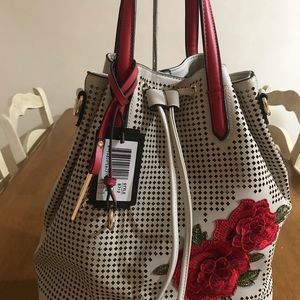 Perforated drawstring with the flower appliqué